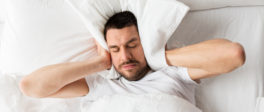 摄图网_300423941_wx_人们,睡觉时间休息的男人躺床上,枕头家里被噪音所困扰男人躺床上,枕头上噪音（企业商用）.jpg